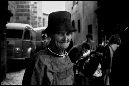 La grand mère au chapeau