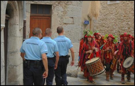 Gendarmes et Saltimbanques